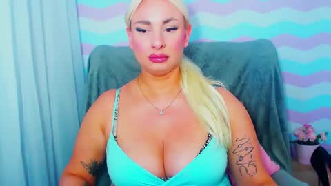 Snapshot of luxuriaaa chatting on June 22, 5:54 pm Luxuriaa online show from June 22, 5:54 pm