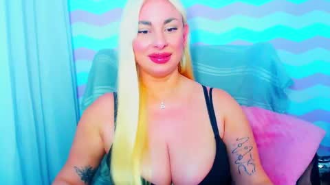 Snapshot of luxuriaaa chatting on June 23, 5:55 pm Luxuriaa online show from June 23, 5:55 pm