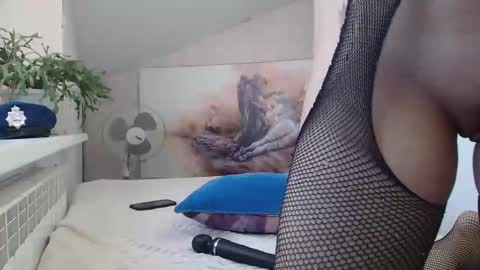 Snapshot of luxuriouss_s chatting on March 21, 1:32 am Laura online show from March 21, 1:32 am