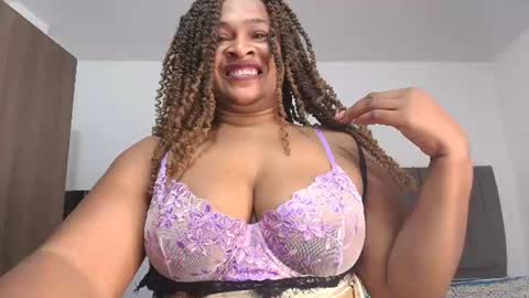 Snapshot of luxy_benet chatting on June 27, 11:32 pm Big Benet online show from June 27, 11:32 pm