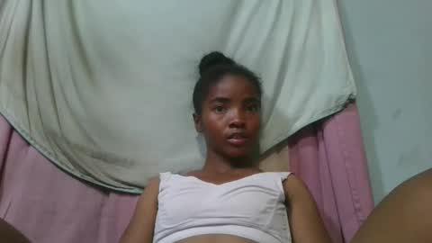 Snapshot of lydie856696 chatting on May 5, 4:48 pm lydie856696 online show from May 5, 4:48 pm