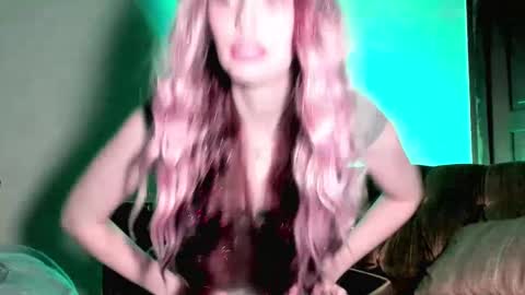 Snapshot of lylacdoll chatting on December 20, 1:25 am LylacDoll online show from December 20, 1:25 am