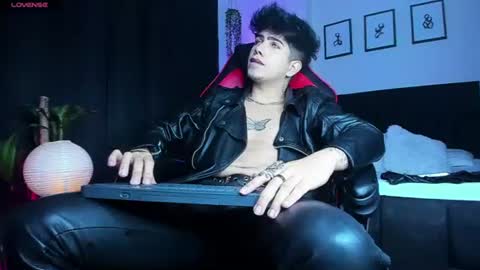 Lyle Bennett Freelance Model online show from July 1, 10:39 am