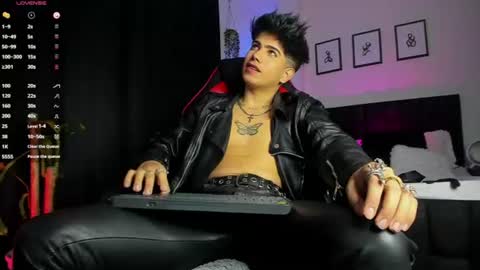 Lyle Bennett Freelance Model online show from July 12, 2:41 pm