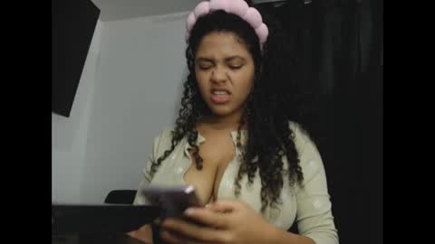 Snapshot of lylii_evans chatting on February 24, 5:00 am lylii_evans online show from February 24, 5:00 am