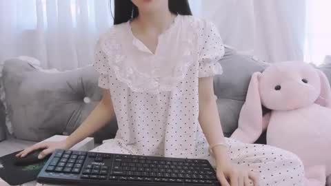 Snapshot of lynh_baby chatting on June 3, 8:50 am Lynh online show from June 3, 8:50 am