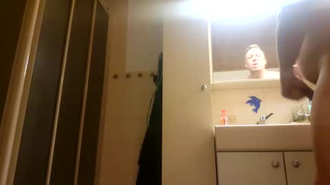 Snapshot of m1guele chatting on December 28, 3:47 am Fucklover online show from December 28, 3:47 am