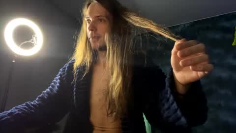 Snapshot of m1shq chatting on December 7, 5:15 am m1shq online show from December 7, 5:15 am