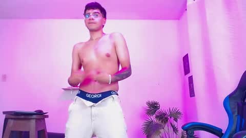 Max online show from April 14, 5:08 pm