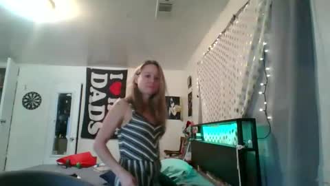 Snapshot of maceyloves chatting on April 28, 4:45 pm maceyloves online show from April 28, 4:45 pm