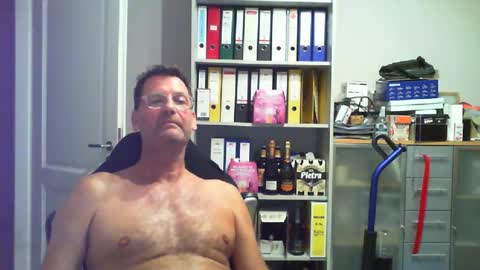 Snapshot of macfly67 chatting on August 7, 8:55 pm macfly67 online show from August 7, 8:55 pm