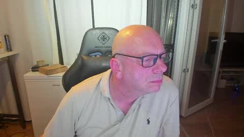 Snapshot of machinegun3dx chatting on May 3, 8:37 pm Andy online show from May 3, 8:37 pm
