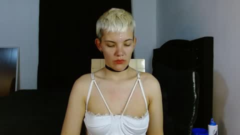 Snapshot of mackenziemoon chatting on April 25, 5:32 am Noah Askew online show from April 25, 5:32 am