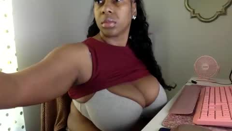Snapshot of madam_glam chatting on June 3, 3:50 pm madam_glam online show from June 3, 3:50 pm