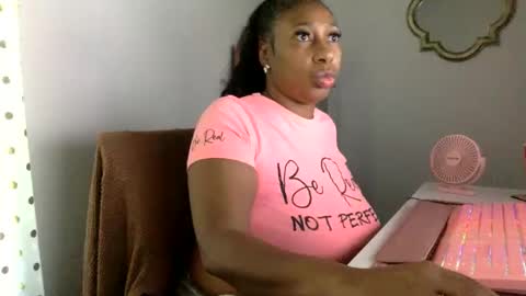 Snapshot of madam_glam chatting on June 4, 2:23 pm madam_glam online show from June 4, 2:23 pm