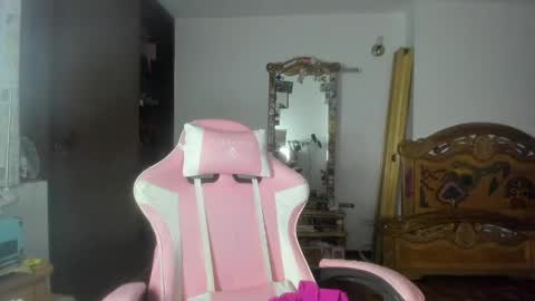 Snapshot of madam_sativa chatting on April 27, 3:37 am di online show from April 27, 3:37 am