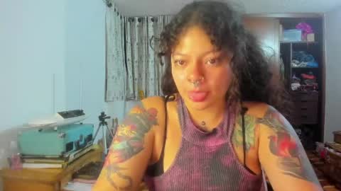 Snapshot of madam_sativa chatting on May 7, 1:00 am di online show from May 7, 1:00 am