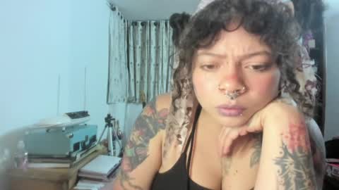 Snapshot of madam_sativa chatting on May 12, 4:09 am di online show from May 12, 4:09 am
