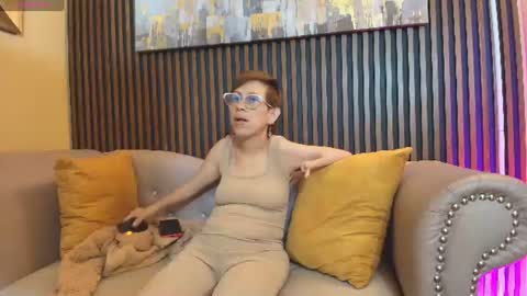 Snapshot of madame_mature1 chatting on July 18, 12:09 pm Madame online show from July 18, 12:09 pm