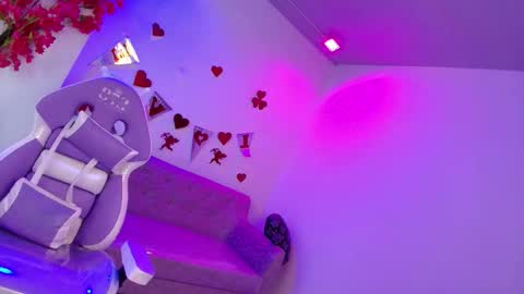 Snapshot of maddie_t18 chatting on February 21, 11:44 am maddie_t18 online show from February 21, 11:44 am