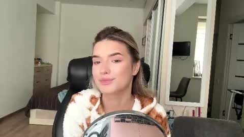 Snapshot of madelenequirk chatting on July 9, 9:02 am Alisa online show from July 9, 9:02 am