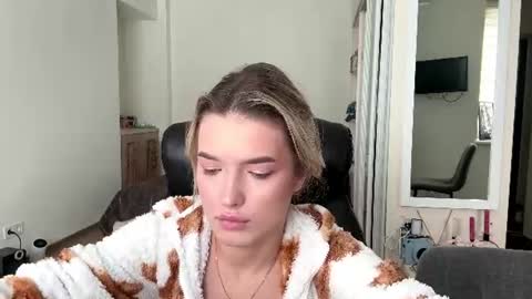 Snapshot of madelenequirk chatting on July 10, 6:17 am Alisa online show from July 10, 6:17 am