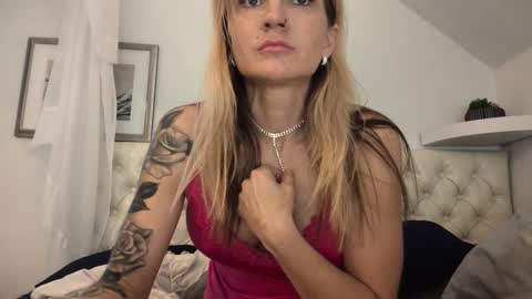 Snapshot of madie_ray chatting on October 4, 2:59 pm Madie Ray online show from October 4, 2:59 pm