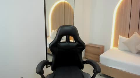 M A D I S O N online show from April 15, 8:09 pm