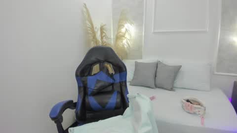 Snapshot of madison_saenzz chatting on June 3, 1:25 pm M A D I S O N online show from June 3, 1:25 pm