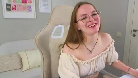 Snapshot of madisonsmitt chatting on April 22, 5:21 am Maddy online show from April 22, 5:21 am