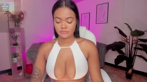 Snapshot of madisson_davon chatting on February 16, 12:43 pm Madisson Davon online show from February 16, 12:43 pm