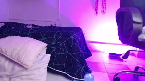 Snapshot of madissonkay chatting on April 24, 7:38 pm online show from April 24, 7:38 pm