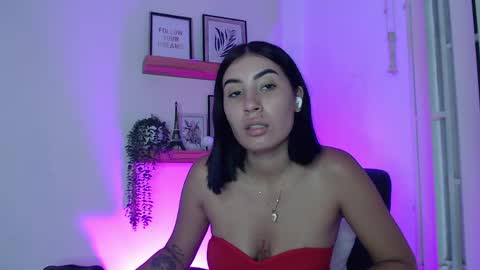 Snapshot of madissonkay chatting on May 2, 7:19 pm online show from May 2, 7:19 pm