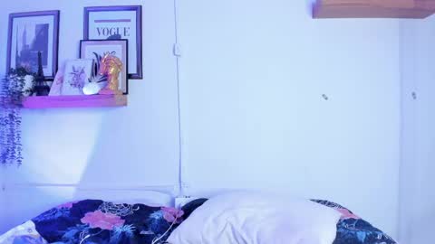 Snapshot of madissonkay chatting on May 18, 7:09 pm online show from May 18, 7:09 pm