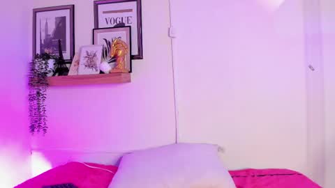 Snapshot of madissonkay chatting on May 27, 7:11 pm online show from May 27, 7:11 pm