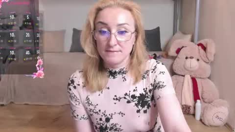 Snapshot of madissonkiss chatting on June 18, 12:55 am Madisson online show from June 18, 12:55 am