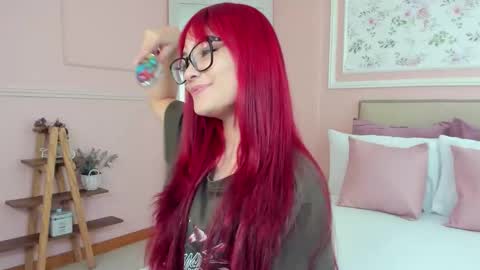 Mae Lyra online show from February 1, 7:01 pm