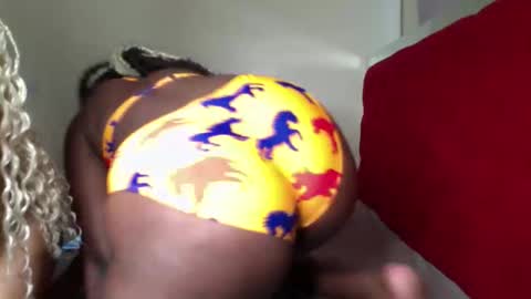 Snapshot of maelys_t chatting on May 4, 1:40 pm Maelys online show from May 4, 1:40 pm