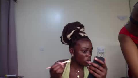 Snapshot of maelys_t chatting on May 9, 6:24 pm Maelys online show from May 9, 6:24 pm