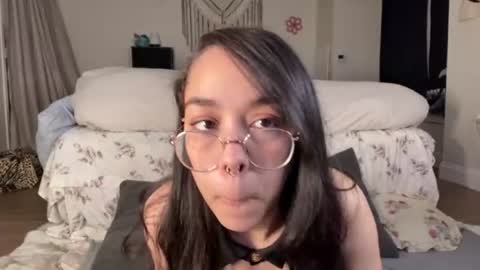 Snapshot of maemariposa chatting on June 18, 9:09 am Mae Mariposa online show from June 18, 9:09 am