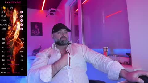 Snapshot of magabear chatting on May 4, 3:35 am Magabear online show from May 4, 3:35 am