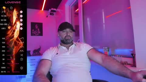 Snapshot of magabear chatting on May 10, 7:35 am Magabear online show from May 10, 7:35 am