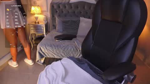 Snapshot of maggietime chatting on February 25, 8:19 pm online show from February 25, 8:19 pm