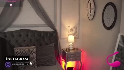 Snapshot of maggietime chatting on September 23, 9:29 pm online show from September 23, 9:29 pm