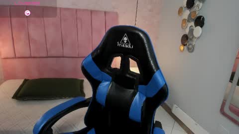 Snapshot of magic_amberr chatting on June 26, 3:55 am magic_amberr online show from June 26, 3:55 am