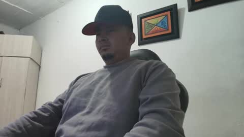Snapshot of magic_milk23 chatting on October 22, 5:52 am magic_milk23 online show from October 22, 5:52 am