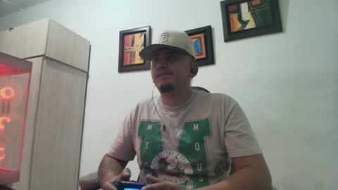 Snapshot of magic_milk23 chatting on November 27, 11:51 pm magic_milk23 online show from November 27, 11:51 pm