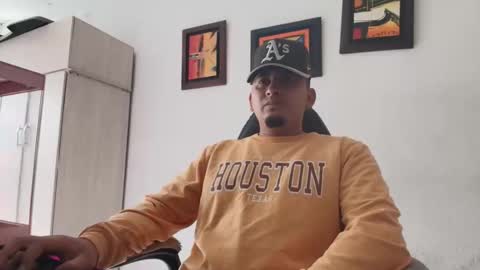 Snapshot of magic_milk23 chatting on December 5, 1:42 pm magic_milk23 online show from December 5, 1:42 pm