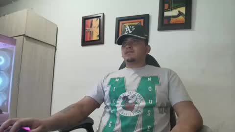 Snapshot of magic_milk23 chatting on December 14, 2:06 am magic_milk23 online show from December 14, 2:06 am