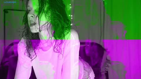 Snapshot of magic_mini_moon chatting on December 3, 9:45 pm Mikky or Moon online show from December 3, 9:45 pm